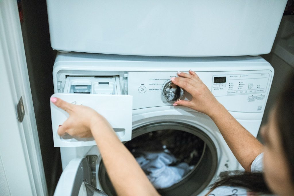How to fix a leaking washing machine?
